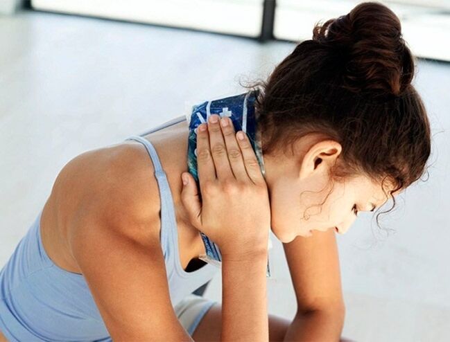 Squeeze on the neck for osteochondrose