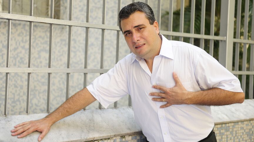Thoracic osteochondrosis is often manifested as a feeling of pain in the region of the heart